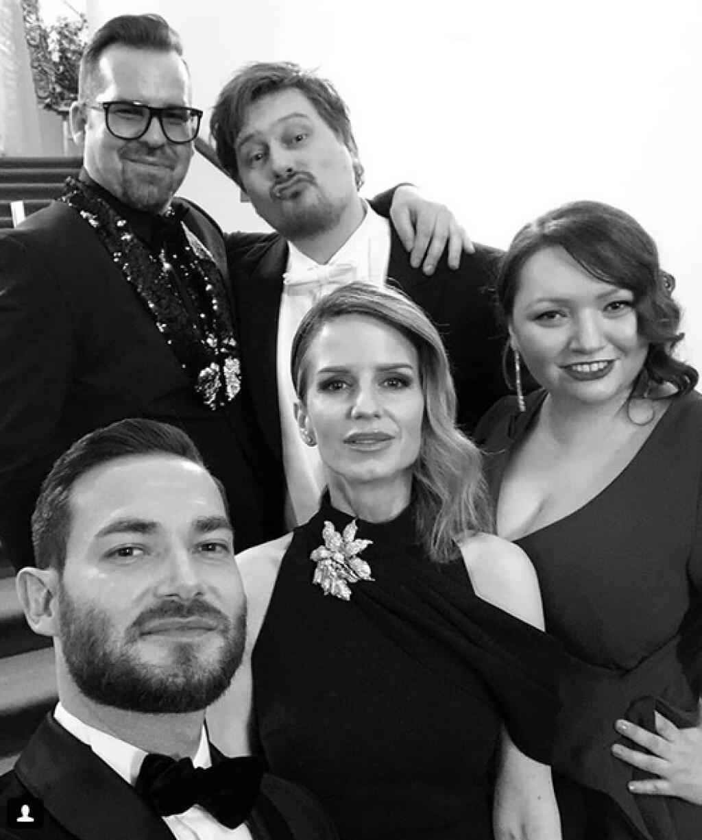 Módni experti na Plese v opere: Hore Fero Mikloško a Boris Hanečka, dole Lukáš Kimlička, Zuzana Kanisová a Michaela Ľuptáková.