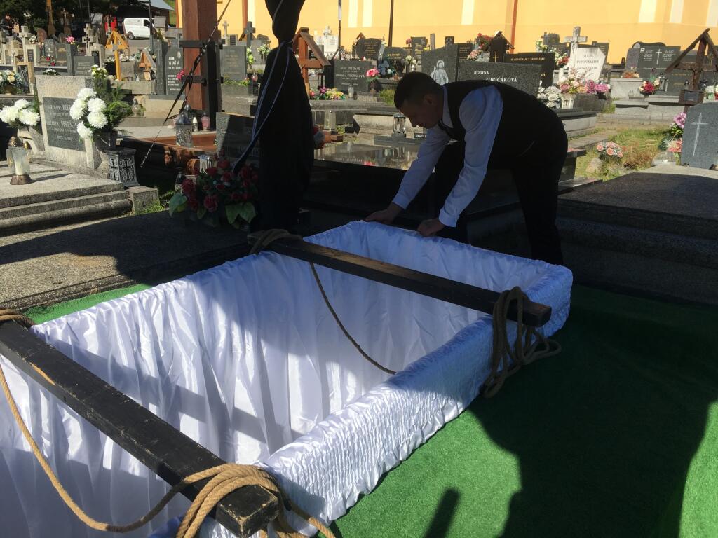 Na cintoríne v Ždiari pripravoval pracovník pohrebnej služby miesto pre Mareka.