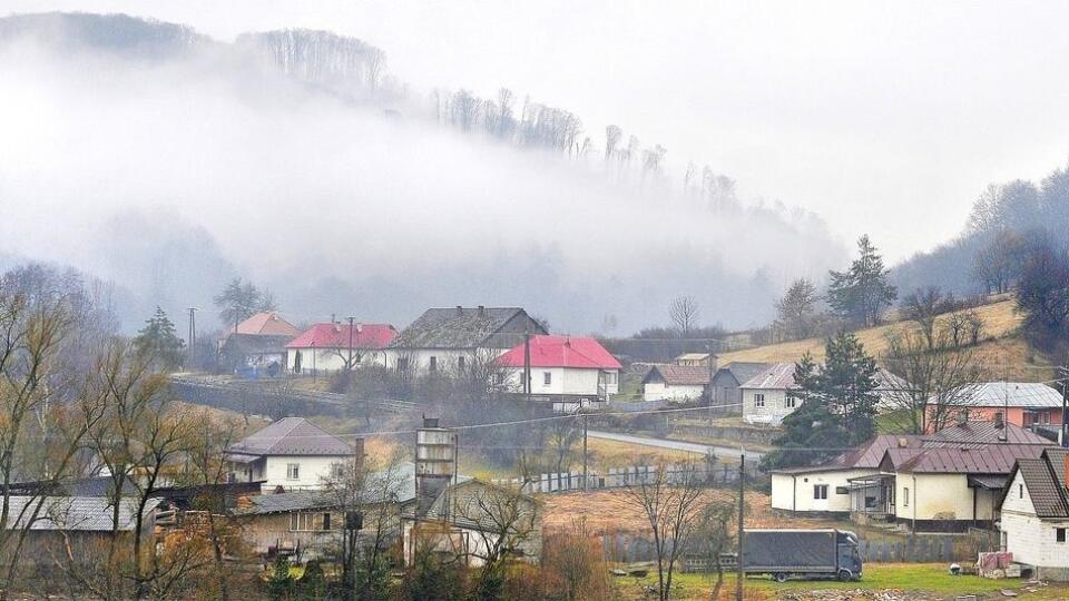 Malebnú Ubľu obkolesujú pahorky Národného parku Poloniny.