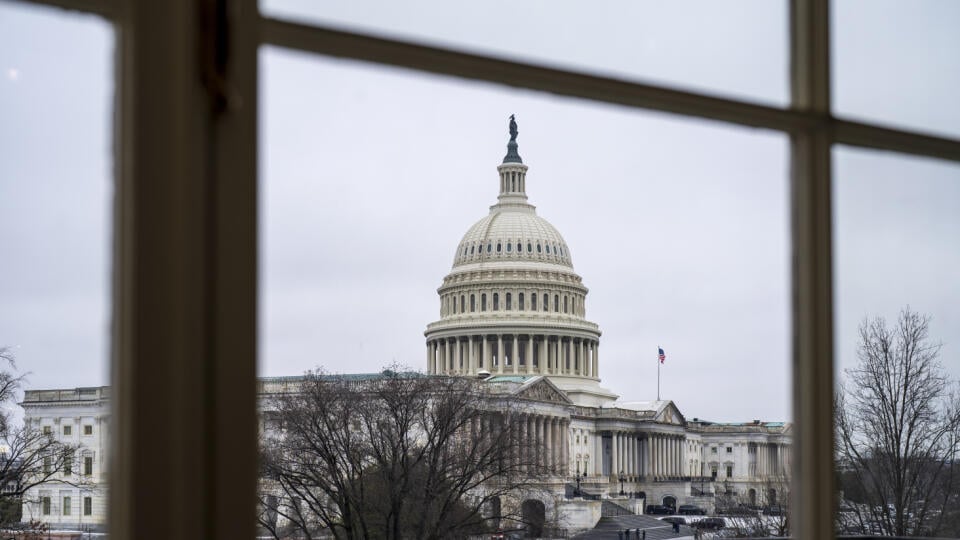 AG3 Archív Washington - Na archívnej snímke z 13. februára 2025 budova Kapitolu, ktorá je sídlom kongresu vo Washingtone. Republikáni v Snemovni reprezentantov USA v utorok 25. februára 2025 večer schválili rozpočtový plán, ktorý má splniť tvrdý program prezidenta Donalda Trumpa v oblasti prisťahovalectva, daňovej reformy a výrazného znižovania vládnych výdavkov. FOTO TASR/AP
The Capitol is seen framed through a window in the Cannon House Office Building on Capitol Hill in Washington, Thursday