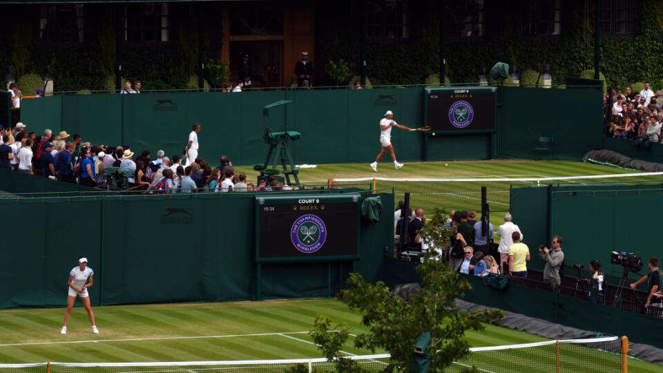 Organizátori vo Wimbledone musia riešiť aj poriadne kuriozity.