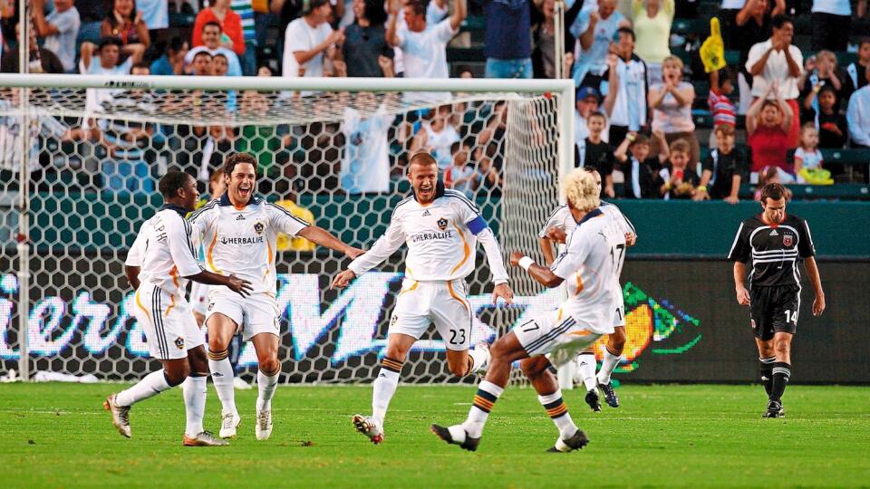 V AMERIKE JE AKO DOMA Rodený Londýnčan David Beckham (v strede s číslom 23) za Los Angeles Galaxy hrával. Dnes je spoluvlastníkom Interu Miami.