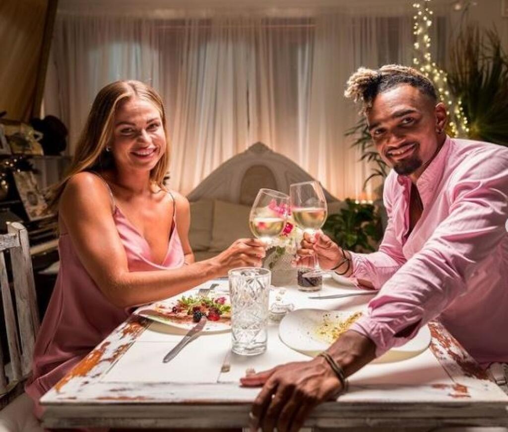 Nathan a Tess tvoria v šou Love Island pár.