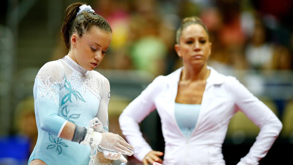 Strešná organizácia americkej gymnastiky potrestala trénerku Maggie Haneyovú osemročným zákazom činnosti.