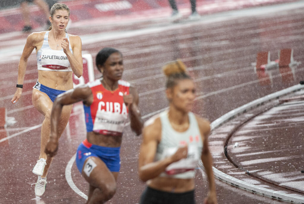 Na snímke slovenská atlétka Emma Zapletalová (vľavo) počas semifinále behu na 400 m prekážok na XXXII. letných olympijských hrách v Tokiu v pondelok 2. augusta 2021.