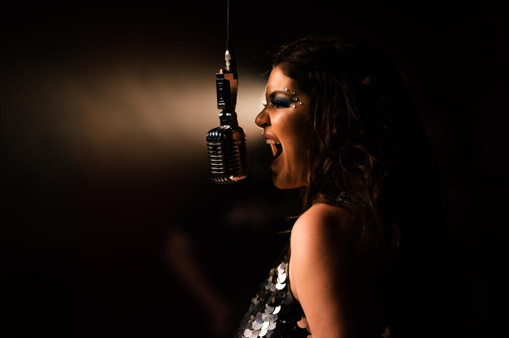 Celeste Buckingham vo videoklipe Make Me.