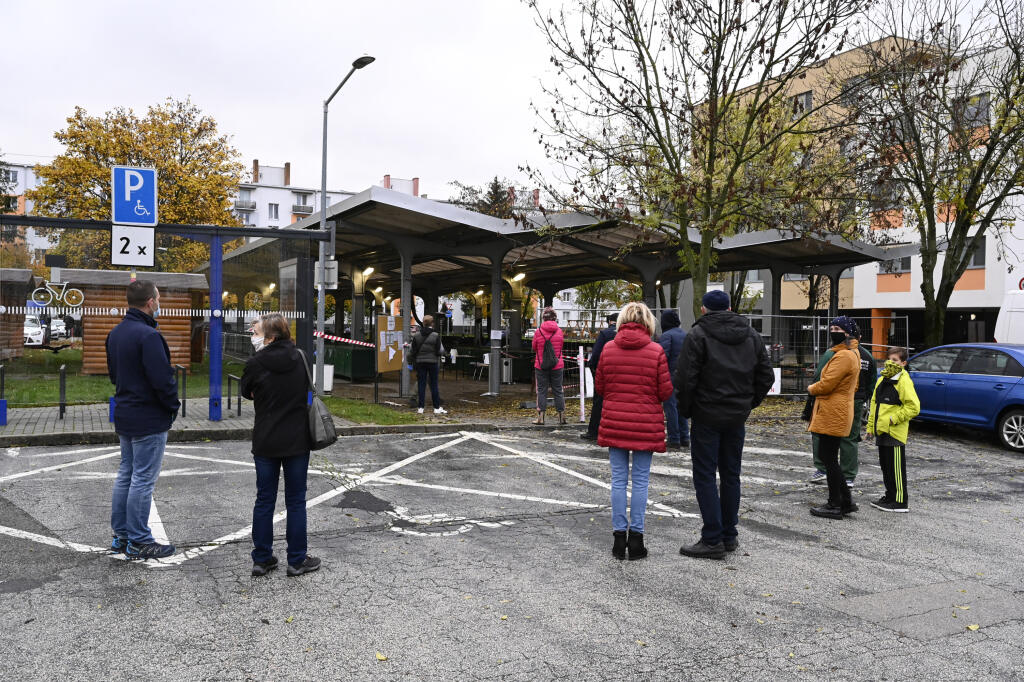 Na Slovensku sa začalo celoplošné testovanie na ochorenie COVID-19. Testovať sa bude od soboty 31. októbra do nedele 1. novembra. Vytvorených má byť viac ako 5000 odberných miest a 4901 odberných tímov. Na snímke ľudia čakajú na testovanie v trenčianskej tržnici 31. októbra 2020 v Trenčíne. FOTO TASR - Radovan Stoklasa
