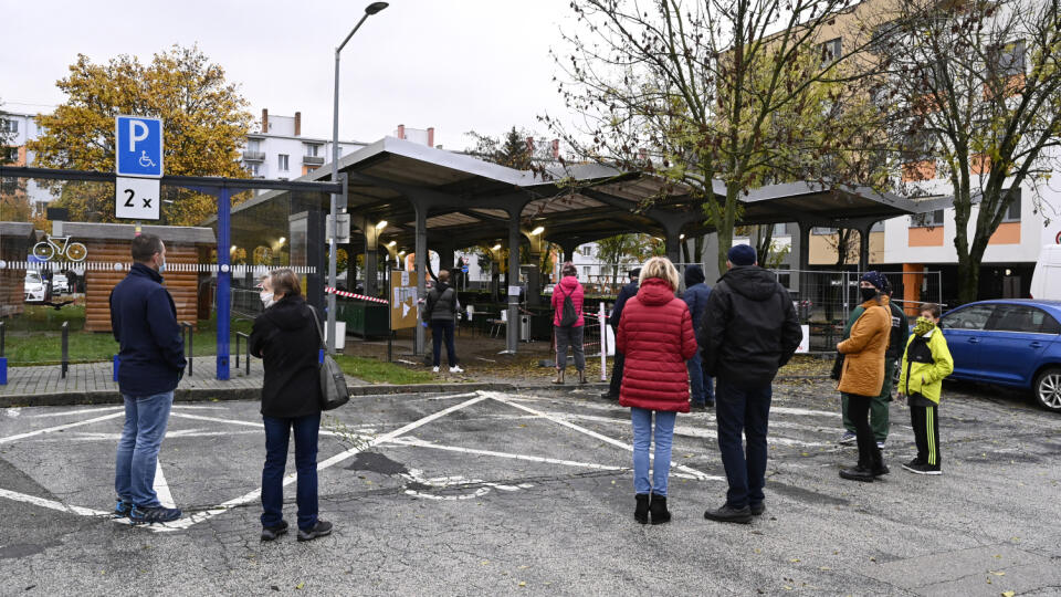 Na Slovensku sa začalo celoplošné testovanie na ochorenie COVID-19. Testovať sa bude od soboty 31. októbra do nedele 1. novembra. Vytvorených má byť viac ako 5000 odberných miest a 4901 odberných tímov. Na snímke ľudia čakajú na testovanie v trenčianskej tržnici 31. októbra 2020 v Trenčíne. FOTO TASR - Radovan Stoklasa