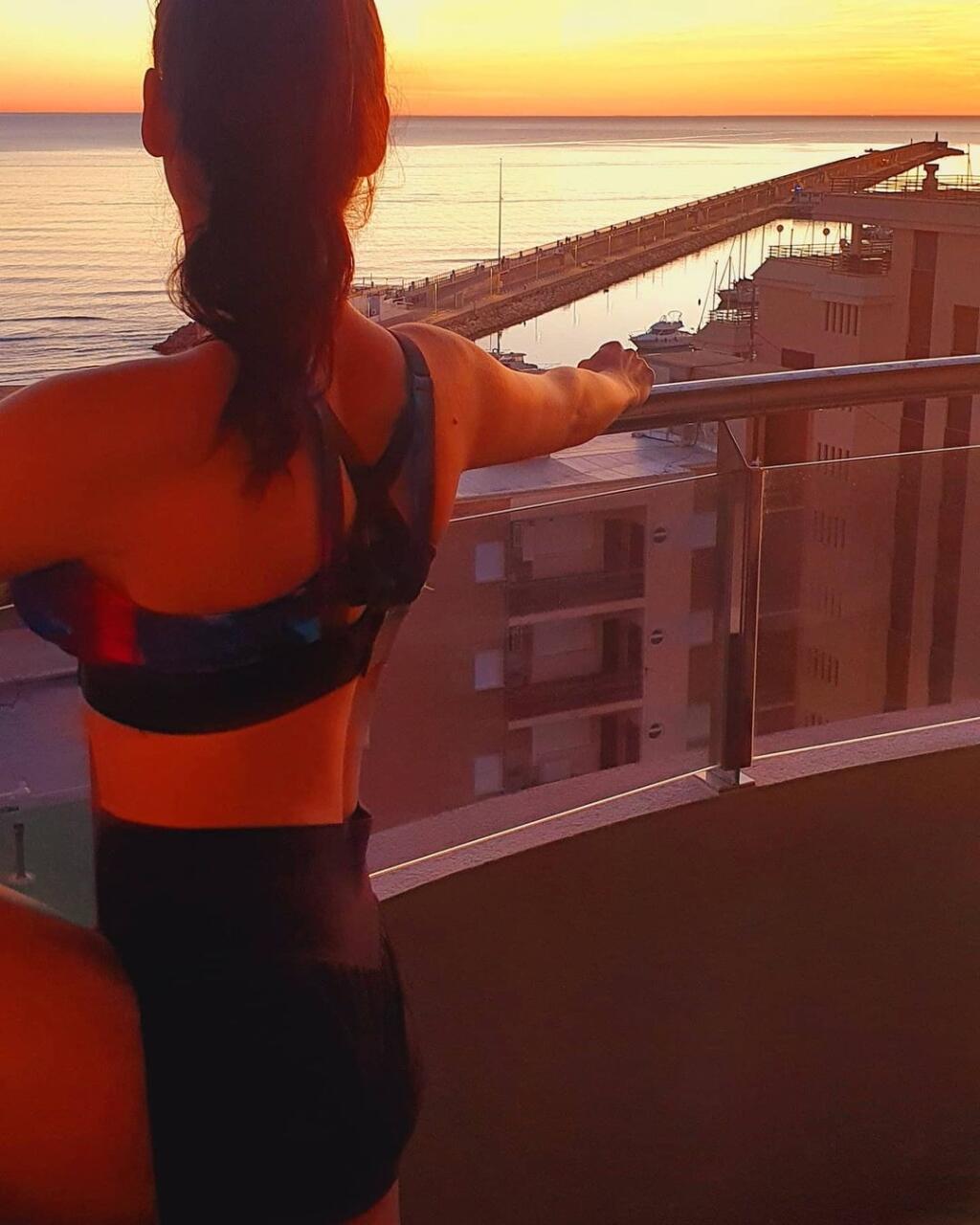 Sexi Nadia Alexandrovová pochádza z Bulharska a v Španielsku sa okrem futbalistu venuje predaju luxusných áut.