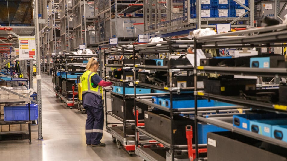 Na snímke je logistická hala Volksfagen, ktorá prechádza čo najviac automatizáciou. Novinky sú napríklad automatický vozík, ktorý doručuje balíčky na správne miesto.