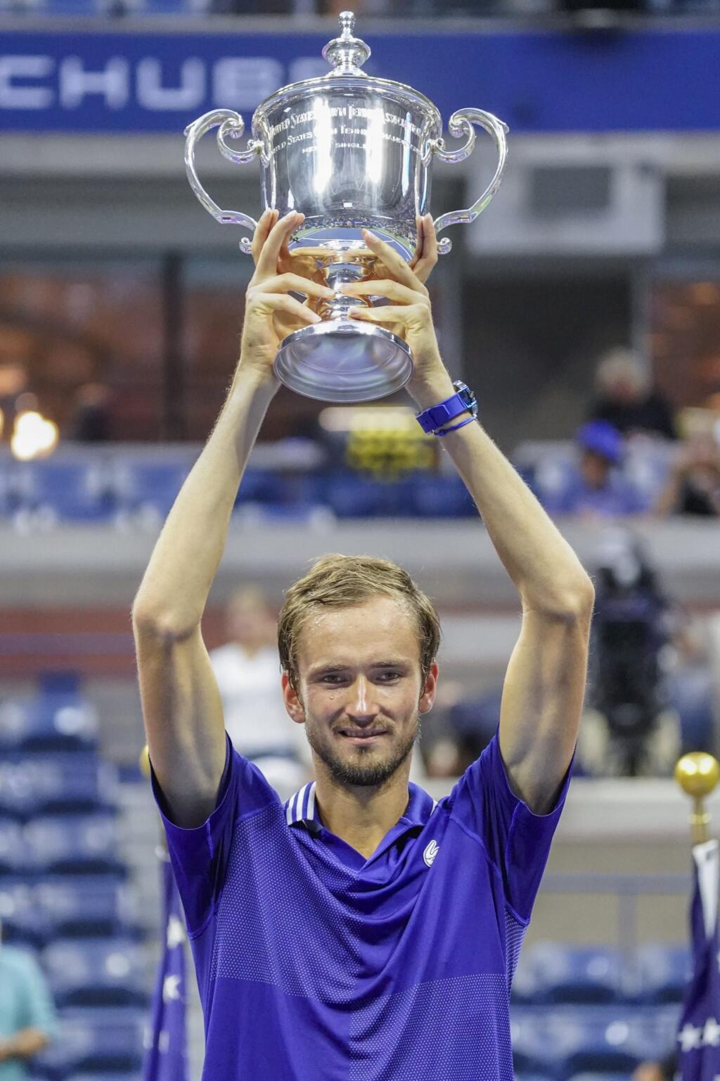 KK7 New York - Ruský tenista Daniil Medvedev zdvíha trofej po víťazstve nad Srbom Novakom Djokovičom vo finále mužskej dvojhry na grandslamovom turnaji US Open 12. septembra 2021 v New Yorku. Ruský tenista Daniil Medvedev sa stal víťazom mužskej dvojhry na US Open a získal prvý grandslamový titul v kariére. Vo finále zvíťazil po životnom výkone ako nasadená dvojka nad turnajovou jednotkou Srbom Novakom Djokovičom 6:4, 6:4, 6:4 a prekazil mu kalendárny Grand Slam. FOTO TASR/AP
Daniil Medvedev, of