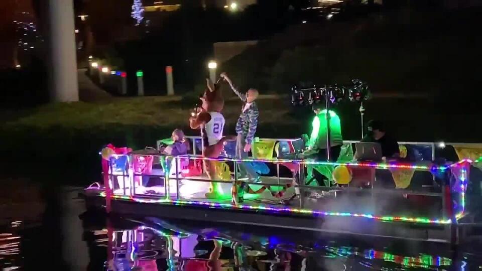 VIDEO Maskot známeho tímu to poriadne roztočil: Divoká oslava na lodi!