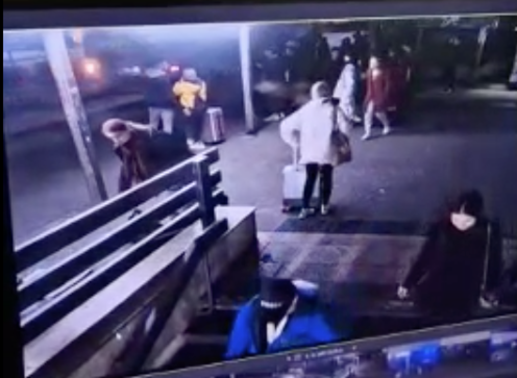 Dědečkovo auto napálilo do ľudí na zastávke MHD v Bratislave Zochova. Nehodu neprežilo päť ľudí. Dědeček nafúkal 1,6 promile a s autom to zapichol do stromu až sto metrov za zastávkou.