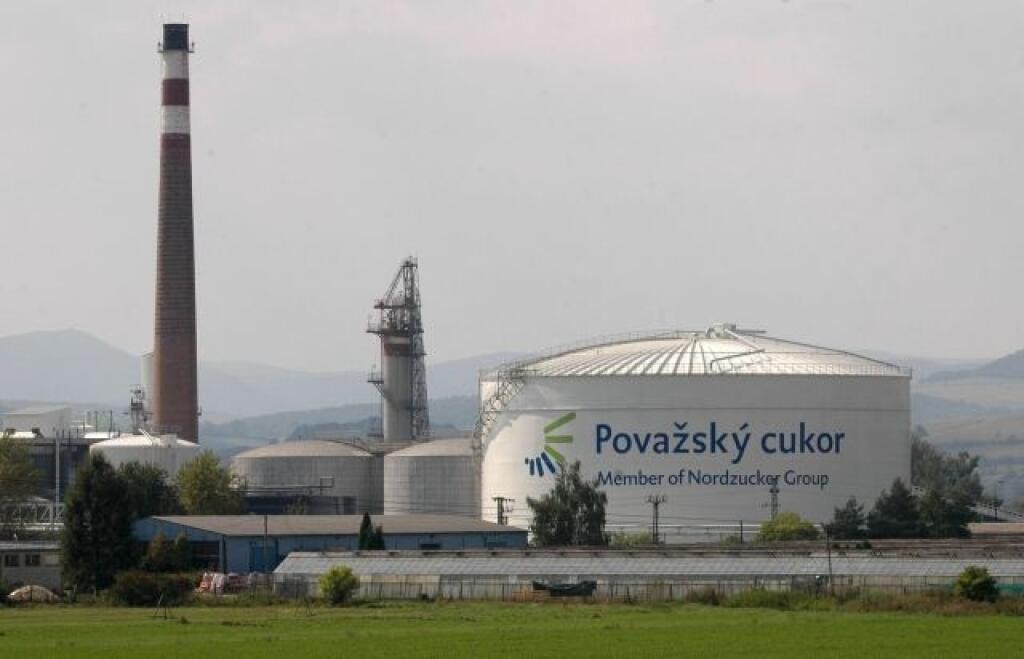 Spoloènos Považský cukor, a. s., investovala 1,2 miliardy Sk do rozšírenia a modernizácie cukrovaru v Trenèianskej Teplej. Investícia umožní zvýši kapacitu spracovania cukrovej repy z doterajších 2 400 na 6 000 ton denne a pod¾a predsedu predstavenstva spoloènosti Ivana Kardoša viac ako dvojnásobne vzrastie produkcia cukrovaru.  Na snímke: poh¾ad na cukrovar a novú nádrž na uskladòovanie ažkej šavy.  FOTO TASR - Radovan Stoklasa