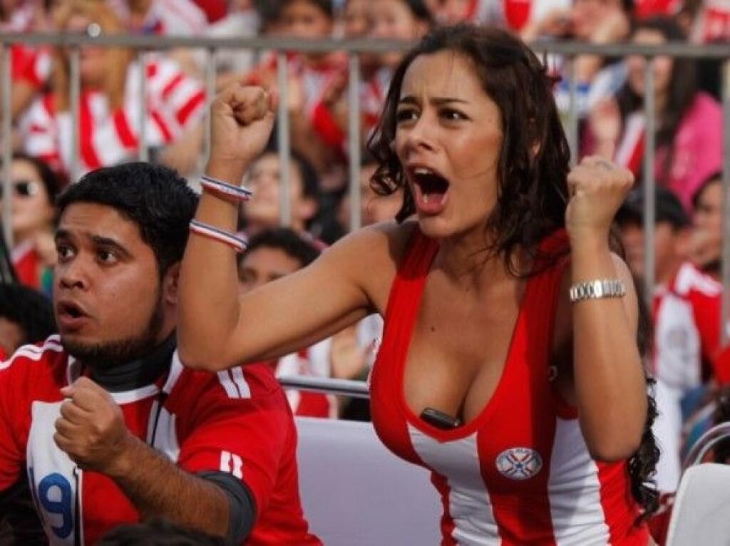Larissu Riquelme označujú svetové médiá za najsexi paraguajskú fanúšičku.