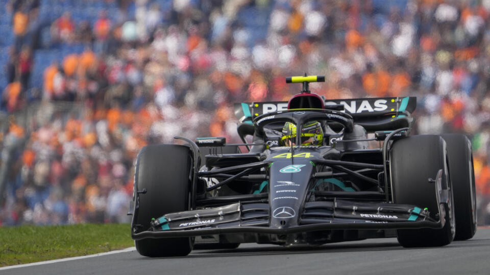 Na snímke britský pilot formuly 1 Lewis Hamilton z tímu Mercedes počas prvého tréningu na nedeľnú Veľkú cenu Holandska F1 na okruhu v Zandvoorte 25. augusta 2023.