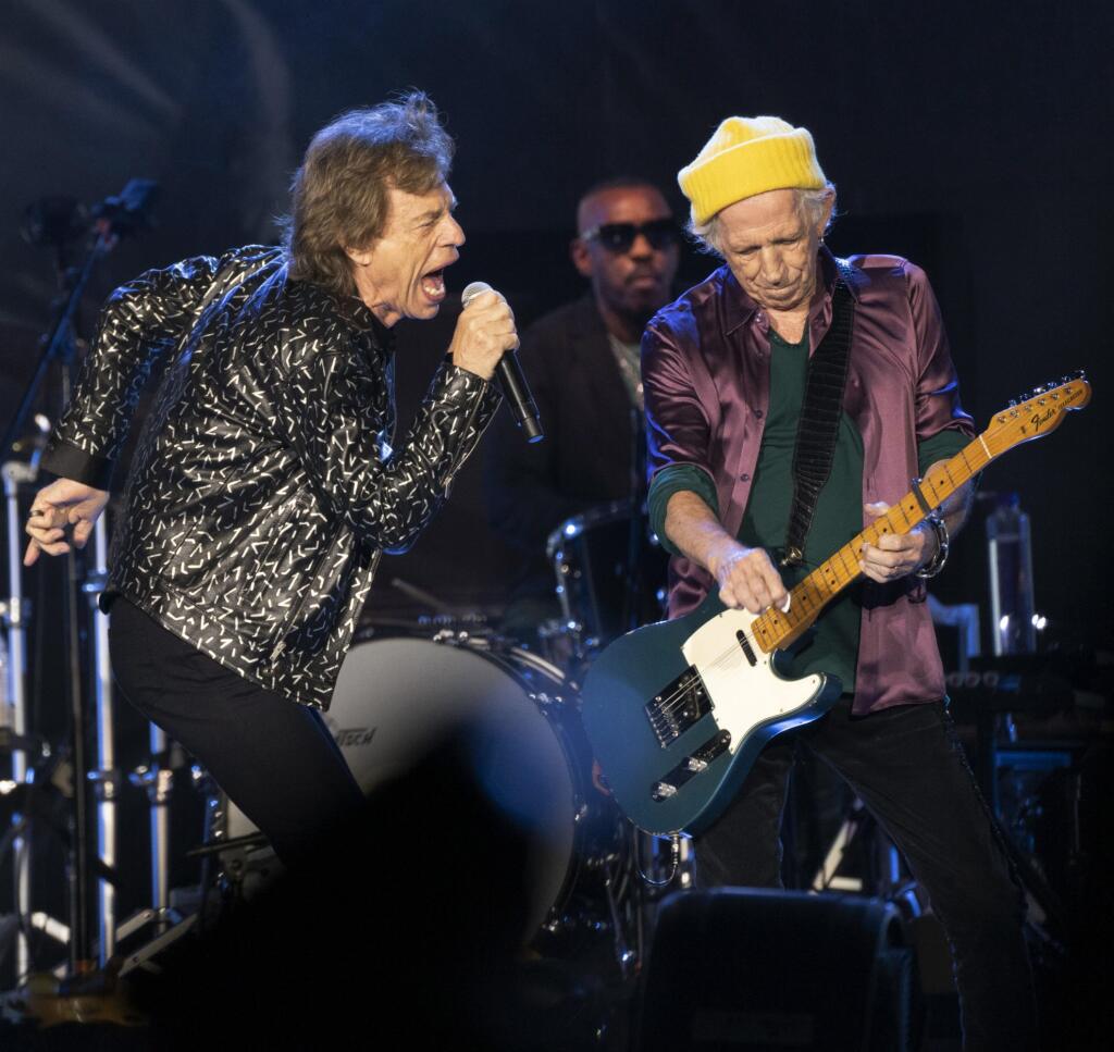 WA 8 Pittsburgh - Členovia britskej skupiny The Rolling Stones Keith Richards (vľavo) a Mick Jagger vystupujú na koncerte v rámci turné No Filter Tour v Pittsburghu 4. októbra 2021. Turné pokračuje podľa plánu aj po úmrtí bubeníka skupiny Charlieho Wattsa.The Rolling Stones mali turné No Filter Tour odohrať ešte v roku 2020, koncerty však boli z dôvodu pandémie koronavírusu SARS-CoV-2 preložené.FOTO TASR/AP
The Rolling Stones perform during the band's