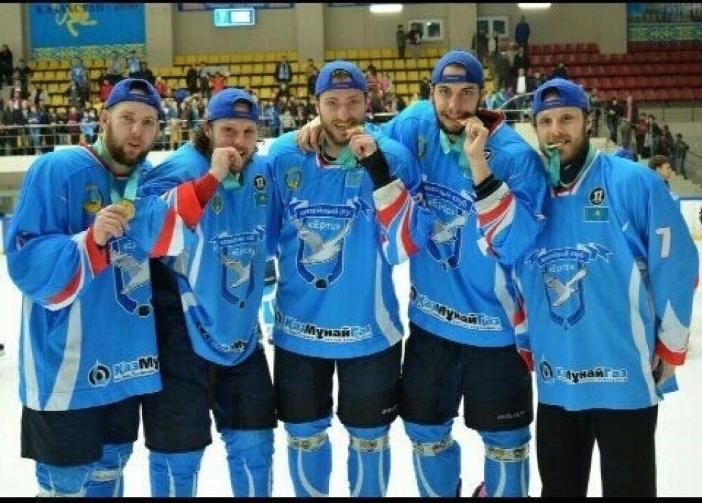 Slováci v Pavlodare: Zľava Hujsa, Róbert Huna, Fábry, Matejka, Richard Huna.