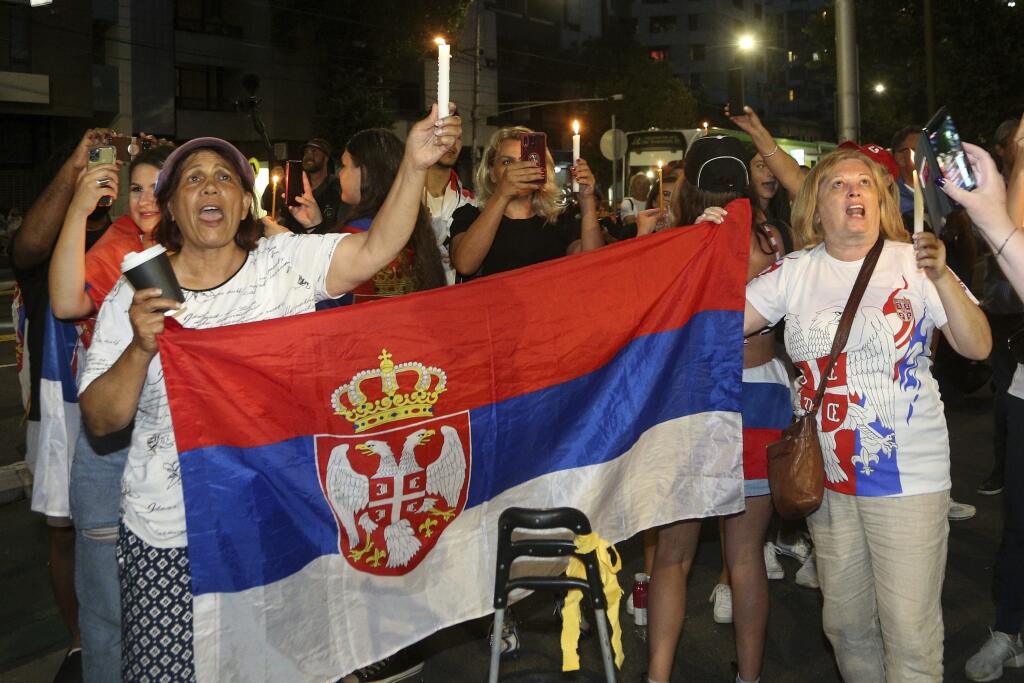 KK27 Melbourne - Priaznivci srsbkého tenistu Novaka Djokoviča protestujú a spievajú so sviečkami pred zariadením pre imigrantov, v ktorom sa pravdepodobne nachádza Novak Djokovič 6. januára 2022 v Melbourne. Srbský tenista Novak Djokovič sa obrátil na súd v Melbourne v snahe zvrátiť rozhodnutie o deportácii z Austrálie. Noc zo štvrtka na piatok strávil v detenčnom zariadení pre imigrantov, súd predbežným opatrením zabránil jeho okamžitému vyhosteniu. Prípad bude pokračovať v pondelok o 10.00 h m