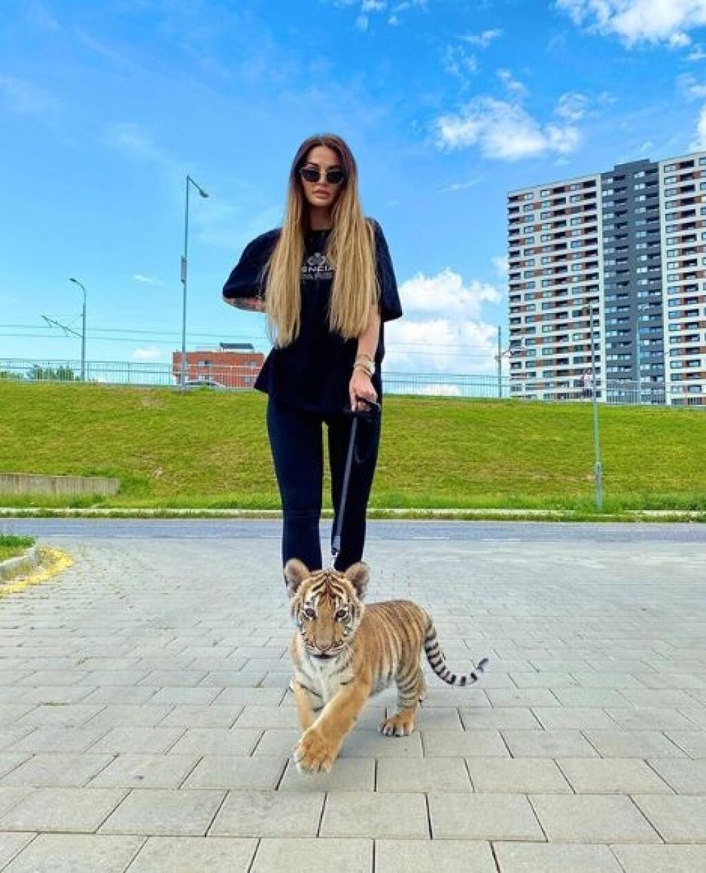 Zuzana Plačková sa pochválila, ako venčí na vodítku tigra.