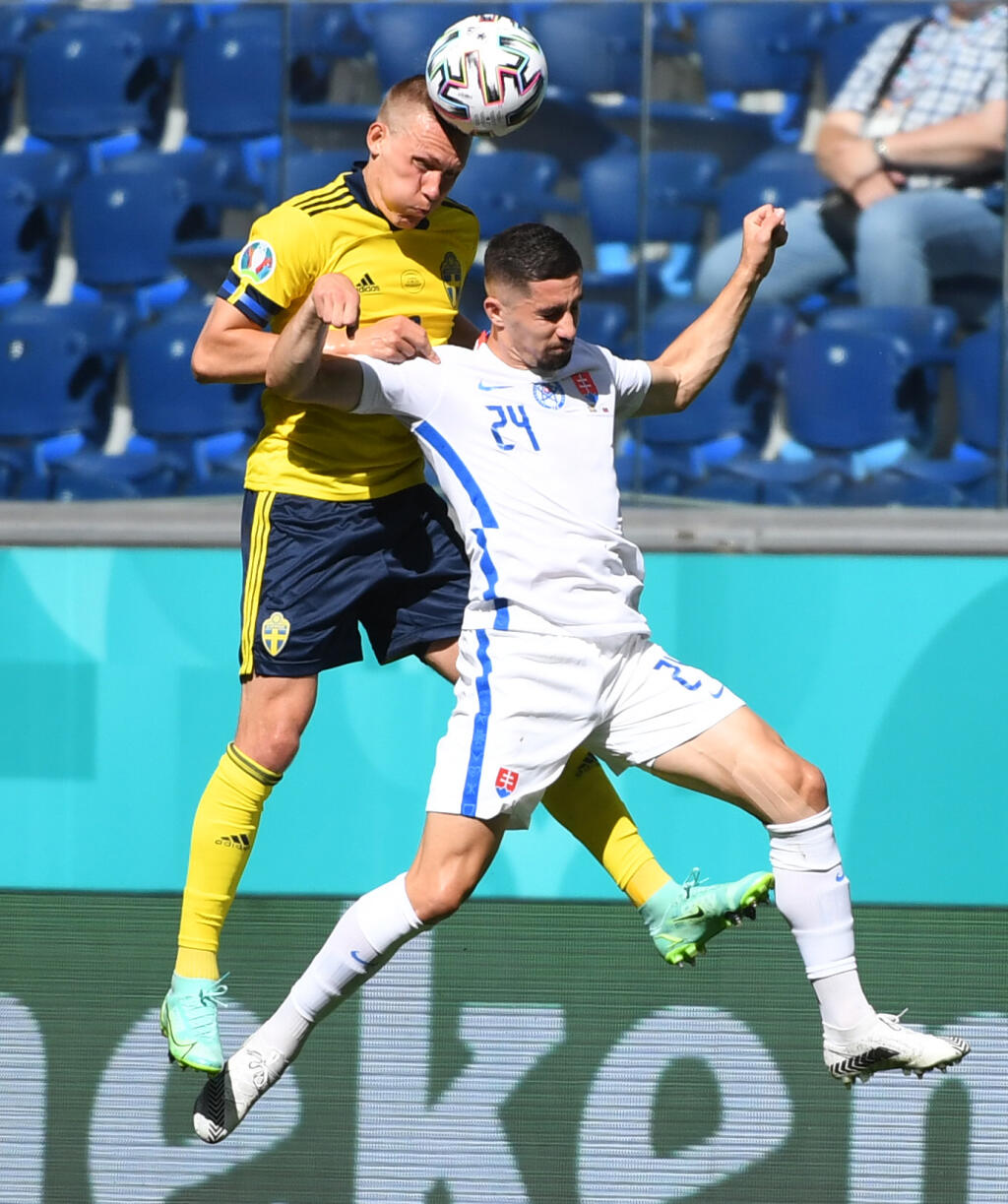 Na snímke sprava slovenský futbalista Martin Koscelník a švédsky futbalista Ludwig Augustinsson v hlavičkovom súboji počas zápasu E-skupiny na majstrovstvách Európy vo futbale Švédsko - Slovensko 18. júna 2021 v Petrohrade. FOTO TASR - Martin Baumann