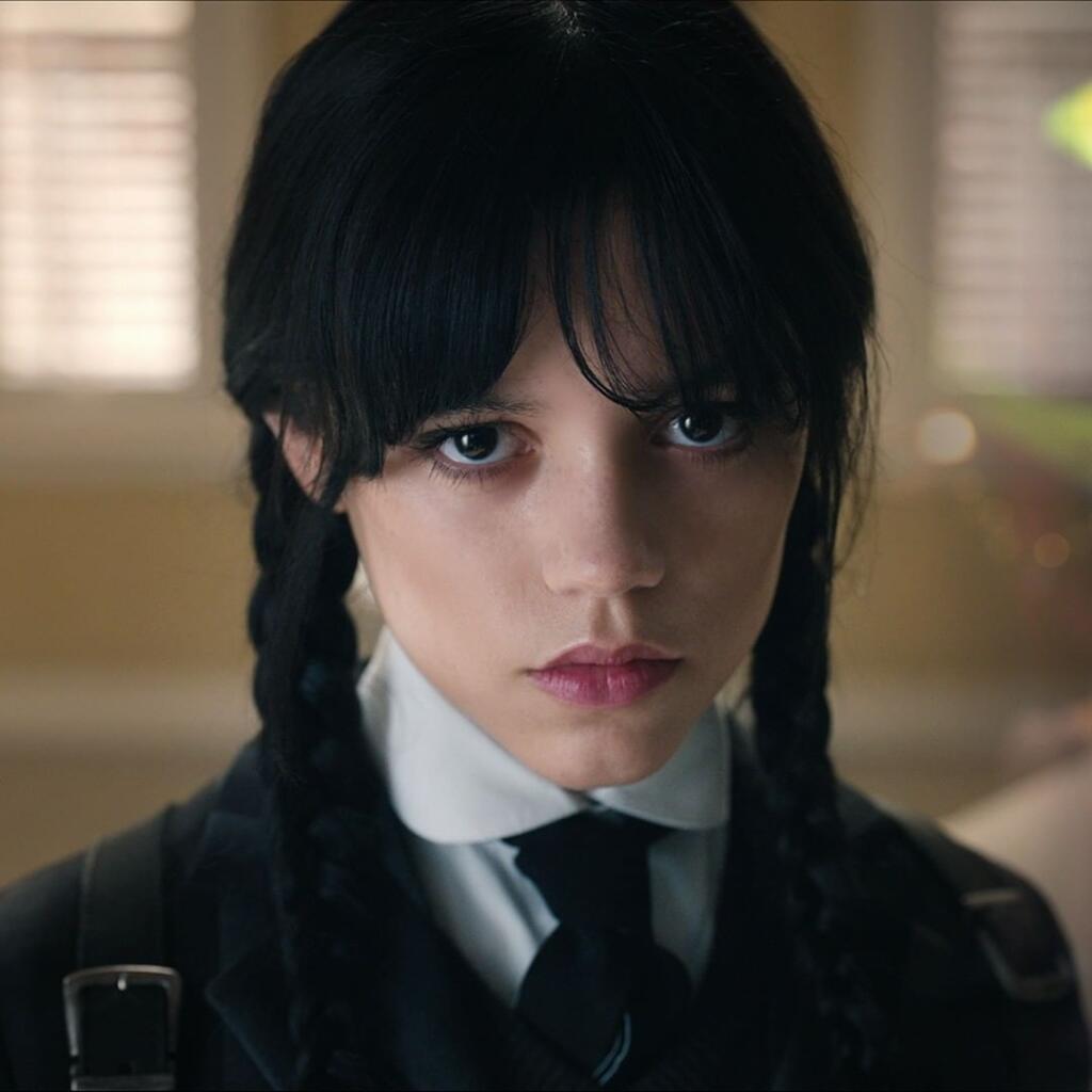 Seriálová novinka na Netflixe Wednesday pritiahla k obrazovkám tisícky fanúšikov nezabudnuteľnej rodiny Adamsovcov. Tentoraz sa však dej sústredil na temnú dcéru Morticie a Gomeza Wednesday. Tú v novom seriáli bravúrne stvárnila len 20-ročná americká herečka, známa z televízneho seriálu Jane the Virgin, Jenna Ortega. V skutočnosti je predstaviteľka temnej Wednesday nielen krásna, ale aj poriadne sexi.