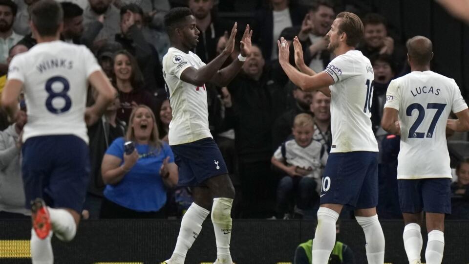 WA 6 Londýn - Futbalisti Tottenhamu sa tešia po strelení gólu v odvetnom zápase play off Európskej konferenčnej ligy Tottenham Hotspur - Pacos Ferreira v Londýne 26. augusta 2021. FOTO TASR/AP
Tottenham's Harry Kane, second right, celebrates with teammates after scoring his side's second goal during the Europa Conference League playoffs, second leg, soccer match between Tottenham Hotspur and Pacos de Ferreira at the Tottenham Hotspur Stadium in London, Thursday, Aug. 26, 2021. (AP Photo/Alas
