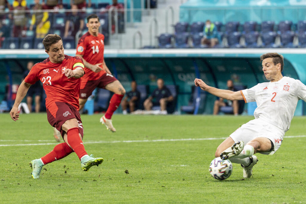 JB 40 Petrohrad - Švajčiarsky hráč Xherdan Shaqiri (vľavo) strieľa úvodný gól v zápase štvrťfinále Švajčiarsko - Španielsko na EURO 2020 vo futbale v Petrohrade 2. júla 2021. FOTO TASR/AP
Switzerland's Xherdan Shaqiri, let, scores his side's opening goal during the Euro 2020 soccer championship quarterfinal match between Switzerland and Spain, at the Saint Petersburg stadium in Saint Petersburg, Friday, July 2, 2021. (Jean-Christophe Bott/Keystone via AP)
