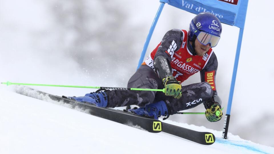EBE 12 Val D'Isere - Na snímke slovenský lyžiar Adam Žampa v 1. kole obrovského slalomu mužov Svetového pohára v alpskom lyžovaní vo francúzskom Val d´Isere v sobotu 11. decembra 2021. FOTO TASR/AP
Slovakia's Adam Zampa speeds down the course during the first run of an alpine ski, men's World Cup giant slalom, in Val D'Isere, France, Saturday, Dec. 11, 2021. (AP Photo/Alessandro Trovati)