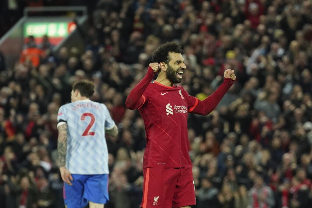 Hráč Liverpoolu Mohamed Salah oslavuje po tom, ako strelil štvrtý gól vo futbalovom zápase anglickej ligy Premier League FC Liverpool - Manchester United v Liverpoole 19. apríla 2022.