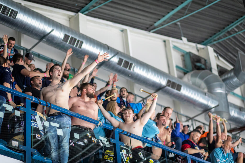 Na snímke sú fanúšikovia HC Slovan Bratislava v šiestom zápase finále Kaufland play off Tipos extraligy medzi HK Nitra - HC Slovan Bratislava.