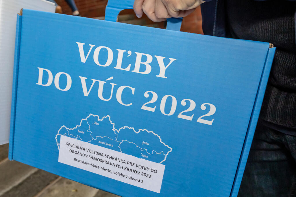 Spojené komunálne a župné voľby 2022. Na snímke je špeciálna schránka pre voľby. 