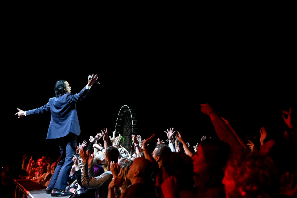 Na snímke austrálsky spevák, hudobný skladateľ, textár a básnik Nick Cave vystupuje počas prvého dňa letného multižánrového festivalu Pohoda 2022 na letisku v Trenčíne 7. júla 2022. FOTO TASR - Radovan Stoklasa