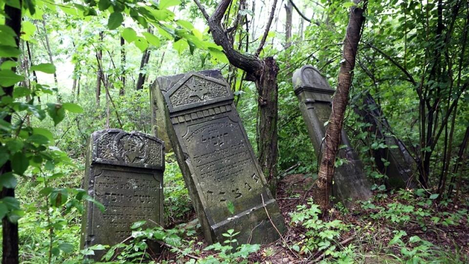 Hroby nad rybníkom: Vo Vyšnej Rybnici sa miesta posledného odpočinku ocitli na súkromnom pozemku...