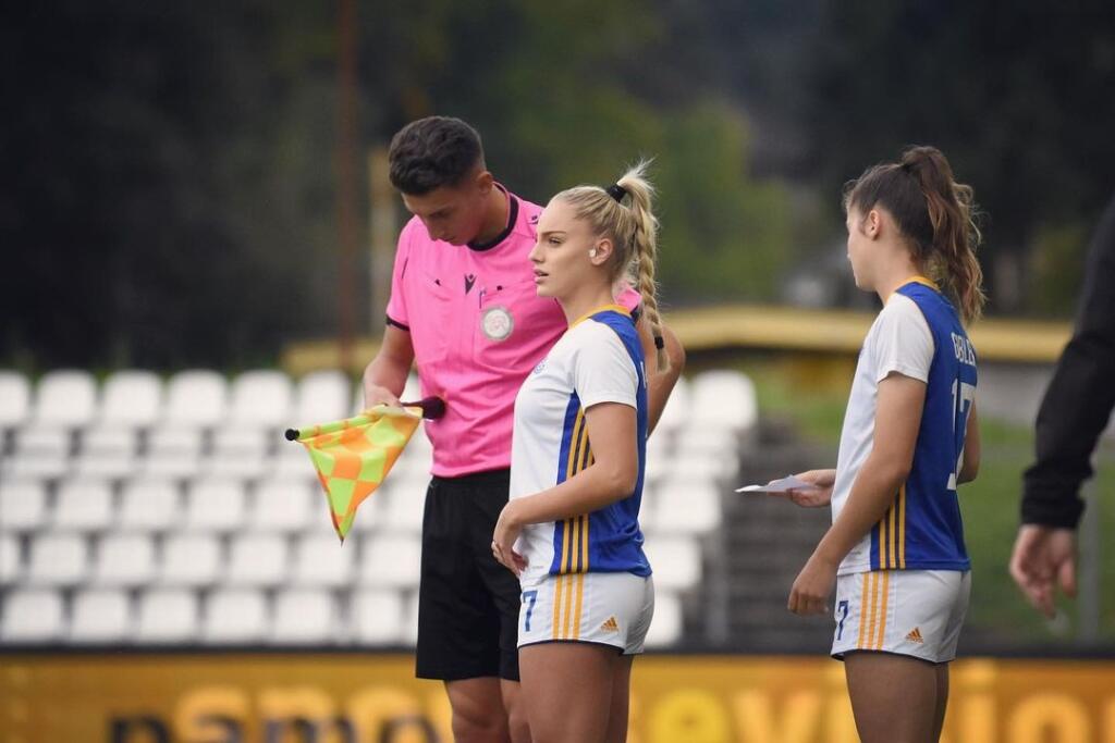 Sexi Ana Maria Markovič sa okrem futbalu živí aj modelingom. Určite sa v ňom nestratí.