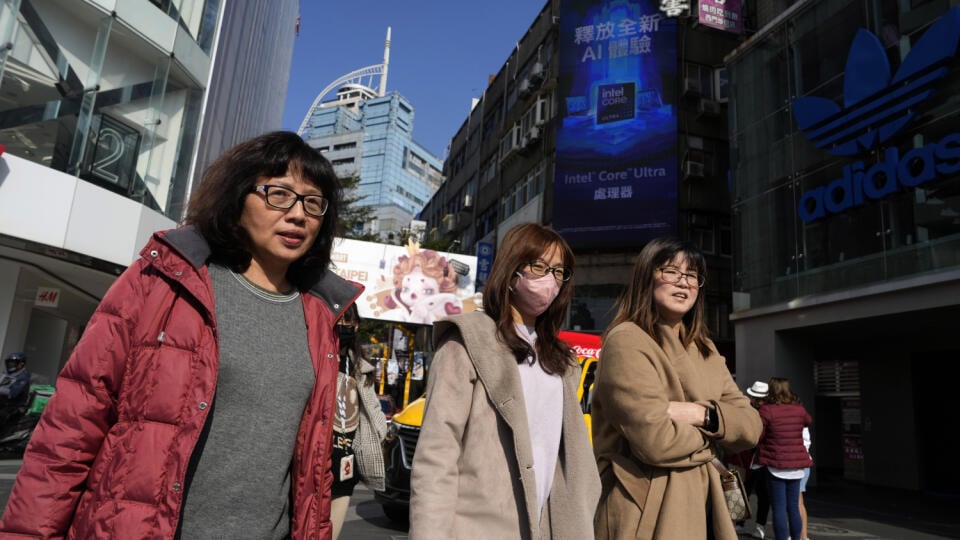 WA 17 Tchaj-pej - Návštevníci prechádzajú okolo obchodnej ulice v taiwanskej metropole Tchaj-pej vo štvrtok 11. januára 2024. Čína upozornila vo štvrtok voličov na Taiwane, že víťazstvo taiwanského viceprezidenta Laj Čching-tchea v nadchádzajúcich prezidentských voľbách by predstavovalo