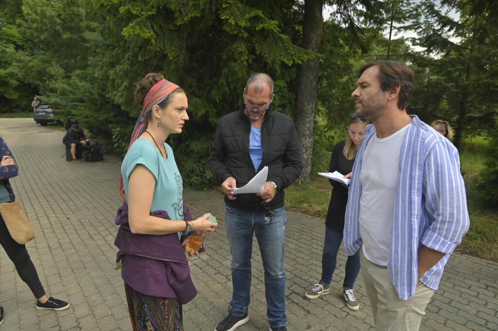 Do deja vstupuje aj sociálna pracovníčka (Rebeka Poláková) a psychológ (Kamil Mikulčík). Na pľaci dolaďujú detaily s režisérom Braňom Mišíkom.