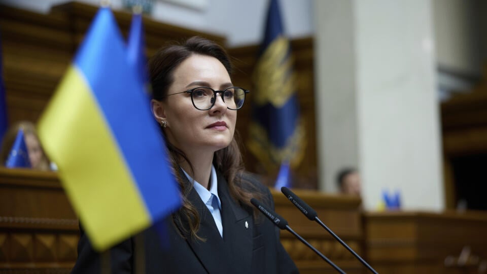 WA 9 Kyjev - Nová ukrajinská premiérka Julija Svyrydenková vystupuje pred poslancami parlamentu v KYjeve vo štvrtok 17. júla 2025. Ukrajinský parlament vo štvrtok potvrdil novú vládu dezignovanej premiérky Julije Svyrydenkovej. Bývalá ukrajinská ministerka hospodárstva v premiérskom kresle nahradí Denysa Šmyhaľa, ktorý v utorok predložil parlamentu svoju demisiu. FOTO TASR/AP
Ukraine's newly elected Prime Minister Yuliia Svyrydenko speaks at the parliament session hall in Kyiv, Ukraine Thursd