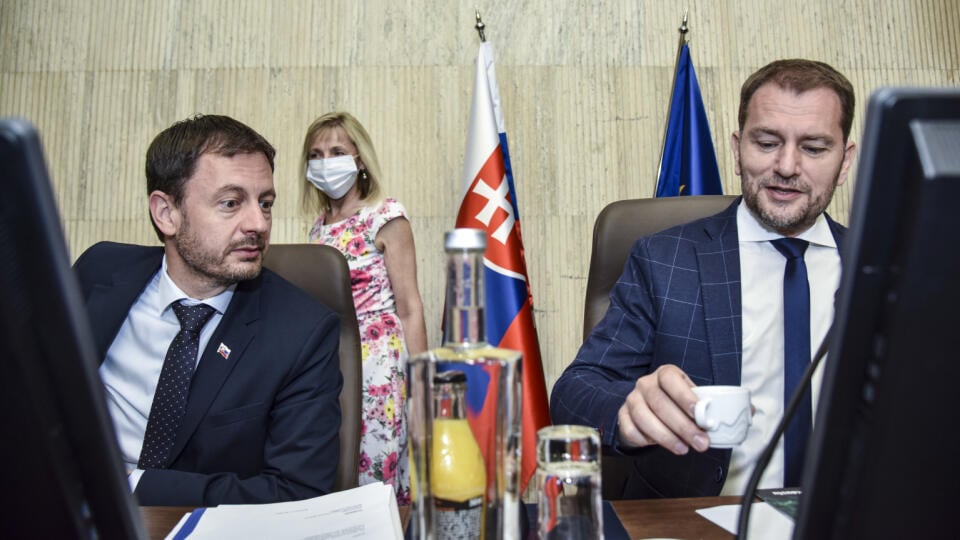 Na snímke zľava podpredseda vlády a minister financií Eduard Heger (OĽaNO) a predseda vlády SR Igor Matovič (OĽaNO) počas 28. schôdze vlády SR 8. júla 2020 v Bratislave. FOTO TASR - Pavol Zachar