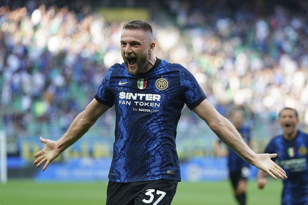 Slovenský futbalista Milan Škriniar z Interu Miláno sa teší z gólu počas zápasu 1. kola talianskej Serie A Inter Miláno - FC Janov 21. augusta 2021 v Miláne.