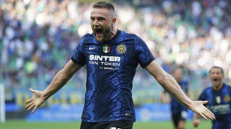 KK64 Miláno - Slovenský futbalista Milan Škriniar z Interu Miláno sa teší z gólu počas zápasu 1. kola talianskej Serie A Inter Miláno - FC Janov 21. augusta 2021 v Miláne. FOTO TASR/AP
Inter Milan's Milan Skriniar celebrates after scoring his side's opening goal during the Serie A soccer match between Inter Milan and Genoa, at the San Siro stadium in Milan, Italy, Saturday, Aug. 21, 2021. (Spada/LaPresse via AP)