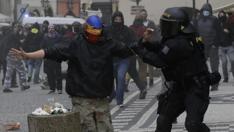 EBE 53Praha - Na snímke policajti zatýkajú jedného z účastníkov demonštrácie proti reštriktívnym opatreniam COVID-19 na Staromestskom námestí v Prahe v Českej republike v nedeľu 18. októbra 2020. Medzi opatreniami sú zakázané všetky športové aktivity v interiéri a iba 20 osôb sa môže zúčastňovať vonkajších športových aktivít. Taktiež sú zatvorené všetky bary, reštaurácie a kluby a na verejných miestach je zakázané pitie alkoholu.  FOTO TASR/AP
A demonstrator is detained during protest against th