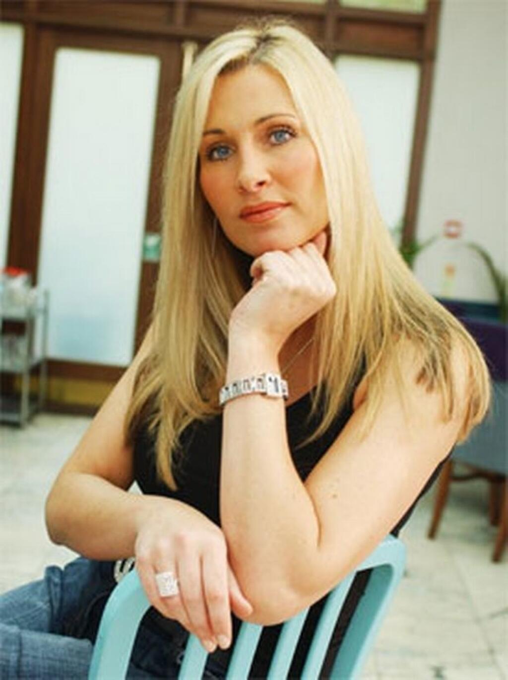 Lisa Jeynesová je o šesť rokov staršia ako walesky tréner. Účastníčka reality show Big Brother mala mať pomer s Giggsom jeden rok na konci 90. rokoch. Označila ho za „plachého a ohľaduplného milenca“. Podľa nej čím bol slávnejší, tak bol väčší nafúkanec.