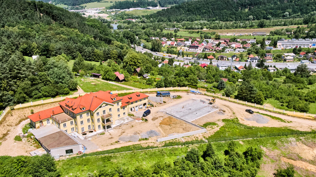 Ako vidieť na fotografii z leta, práce na luxusnej vile Petra Sagana neustále napredujú.