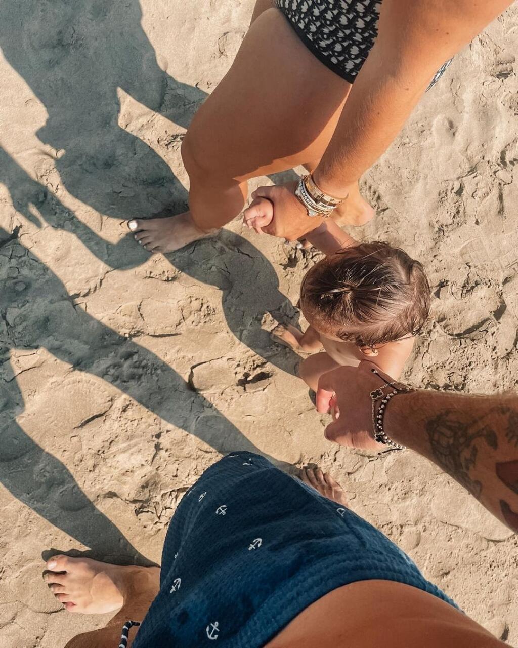 Na pláži v Taliansku si užila celá rodinka a Dominika opäť vytiahla plavky.