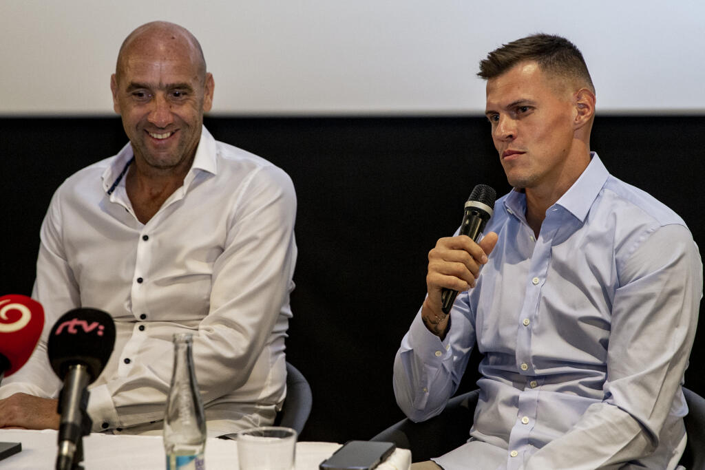 Na premiére filmu “Jan Koller” sa uskutočnila tlačová konferencia, kde bola predstavená ukážka nového filmu Martina Škrtela. Na snímke je Jan Koller a Martin Škrtel.