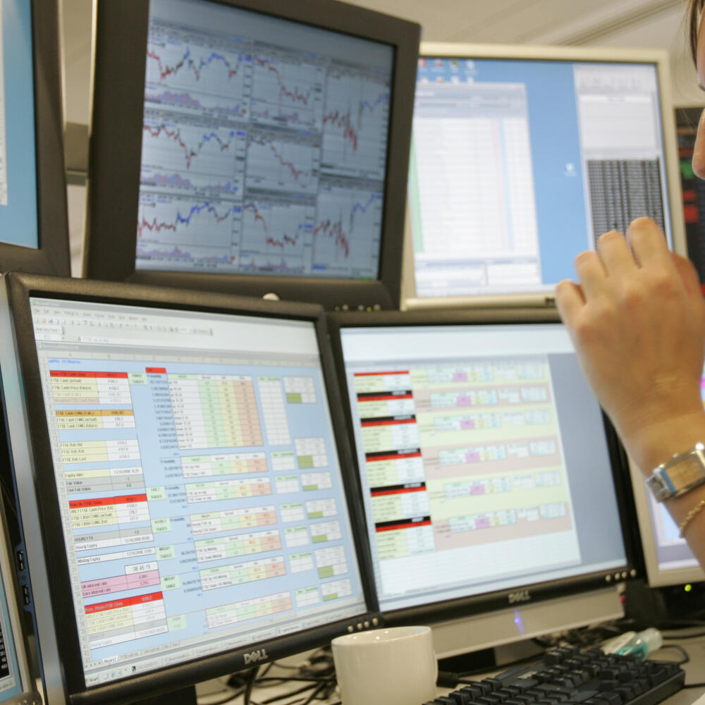londýnska burza makléri britská banka Lloyds TSB britské banky Royal Bank of Scotland RBS HBOS vláda finanèná investícia vládna pomoc svetové globálne trhy burzy akcie bankovníctvo dôvera obnovenie