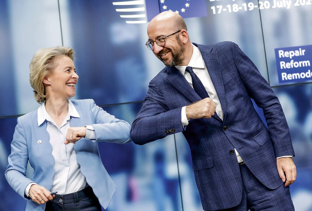 Konečne dohoda. Ursula von der Leyenová a Charles Michel 21. júla po summite v Bruseli