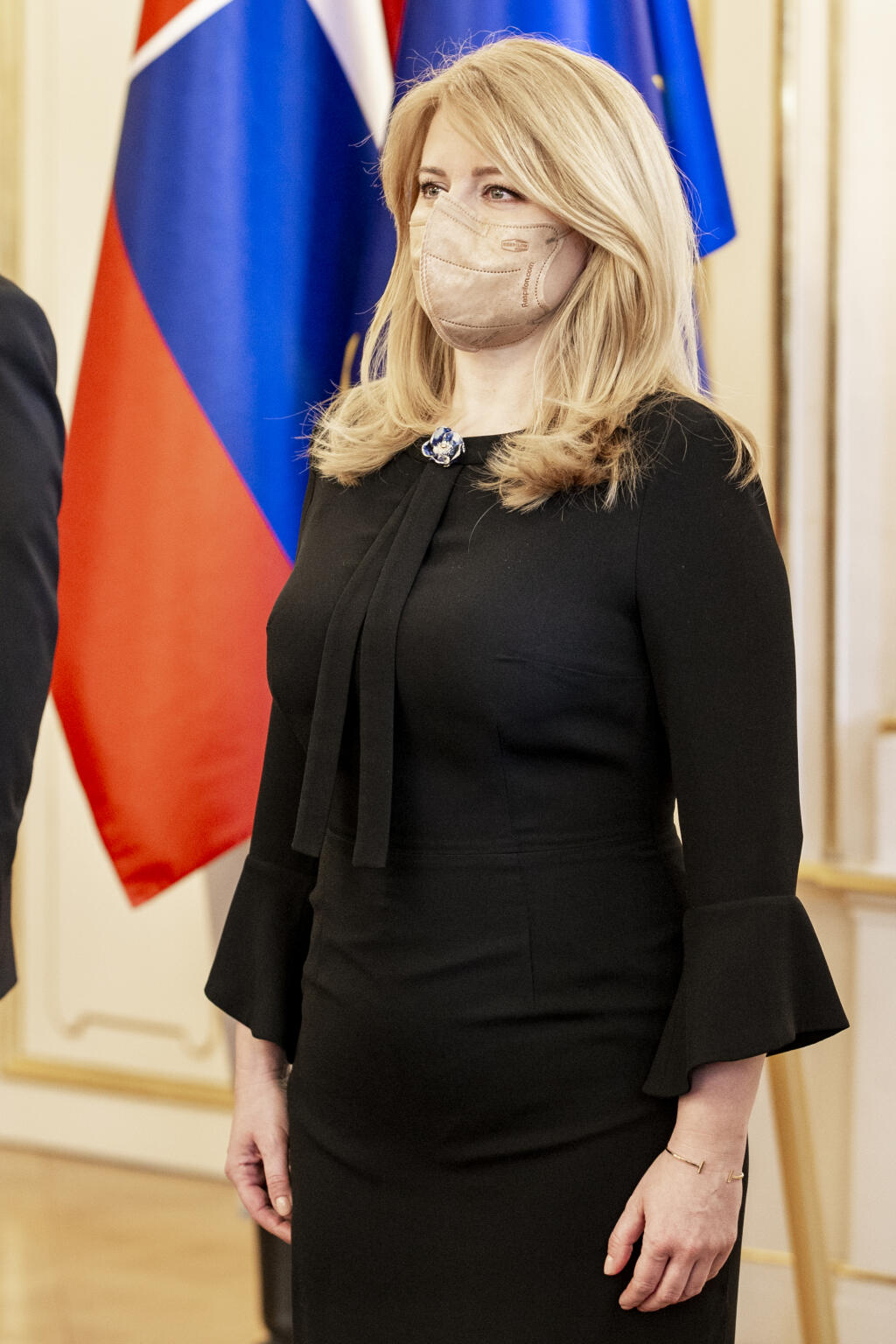 Zuzana Čaputová si na slávnostný akt obliekla čierne šaty.