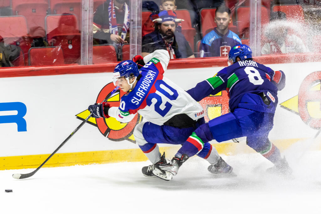 Na snímke je Juraj Slafkovský počas šiesteho zápasu základnej skupiny MS 2022 v Helsinkách, v ktorom nastúpili slovenskí hokejisti proti Taliansku.